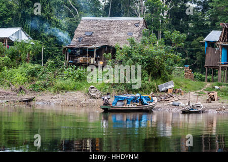 Petit village sur la rivière El Dorado, le haut bassin du fleuve Amazone, Loreto, Pérou Banque D'Images