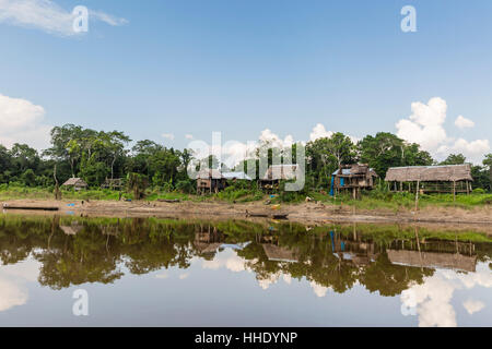 Village sur les rives de l'El Dorado, le haut bassin du fleuve Amazone, Loreto, Pérou Banque D'Images