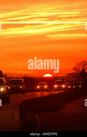 Trafic de passage au coucher du soleil sur l'A64 à deux voies york yorkshire royaume uni Banque D'Images