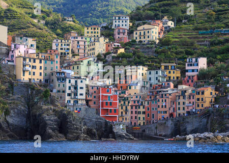 Petit port et maisons de la cité médiévale dans le ravin escarpé, Riomaggiore, Cinque Terre, l'UNESCO, Riviera Ligure, ligurie, italie Banque D'Images