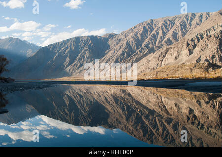 Les fleuves Shyok River crée une image miroir dans la vallée de Khapalu près de Skardu, Gilgit-Baltistan, Pakistan Banque D'Images