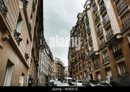 Rue de Paris près de Montmartre, typique à Paris, France Banque D'Images