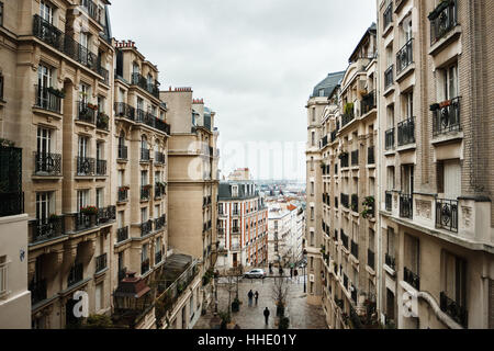 Rue de Paris près de Montmartre, typique à Paris, France Banque D'Images