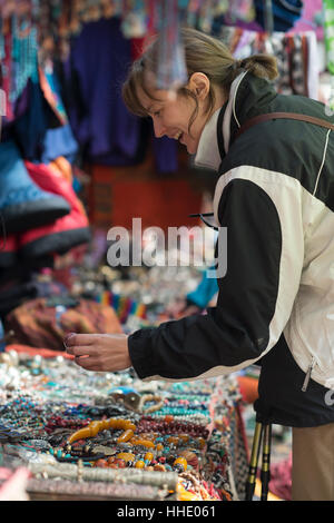 Shopping pour les souvenirs à Namche Bazar, la ville principale durant le camp de base de l'Everest trek Khumbu, Népal, Région Banque D'Images