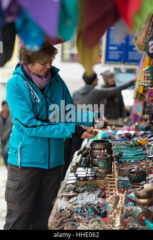 Shopping pour les souvenirs à Namche Bazar, la ville principale durant le camp de base de l'Everest trek Khumbu, Népal, Région Banque D'Images