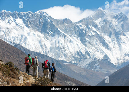 Rechercher des marcheurs à l'Everest, le sommet sur la gauche, avec Nuptse et Lhotse, région de Khumbu, Népal Banque D'Images