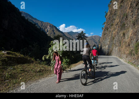 Vélo de montagne près de la frontière tibétaine, au Népal Banque D'Images