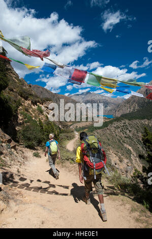 Les drapeaux de prières marquer un point élevé dans le sentier, Dolpa, Région du Népal Banque D'Images