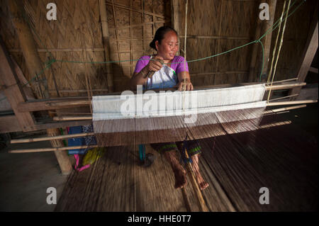 Un tissage Punin sur un métier à tisser traditionnel à la main, de l'Assam, Inde Banque D'Images