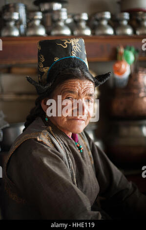 Une femme portant un costume traditionnel ladakhis, Ladakh, Inde Banque D'Images