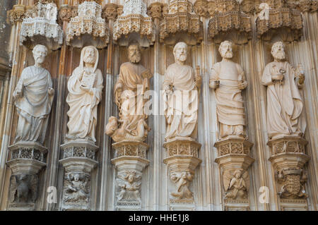 Univers miniatures au-dessus de l'entrée ouest de la République dominicaine, Abbaye de Santa Maria da Vitoria, l'UNESCO, Batalha, district de Leiria, Portugal Banque D'Images