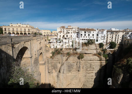 Voir d'appartements et maisons au-dessus de la gorge de la rivière El Tajo, Ronda, Andalousie, Andalousie, Espagne Banque D'Images