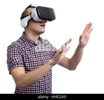L'homme en réalité virtuelle à travers un casque VR. isolé sur fond blanc Banque D'Images