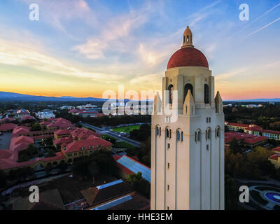 La Hoover Tower et voir ci-dessus au coucher du soleil de Stanford à Palo Alto en Californie. Banque D'Images