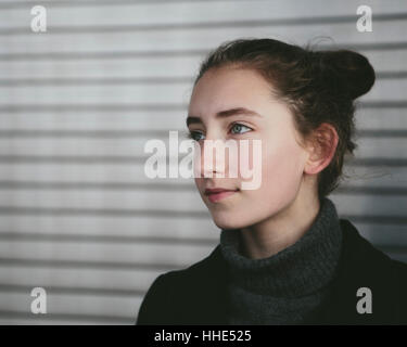 Portrait d'adolescente de 13 ans à la recherche, à l'écart, détendue daydreaming Banque D'Images