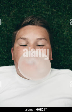 Portrait of woman blowing bubble gum bubble Banque D'Images