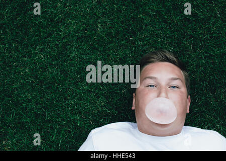 Portrait of woman blowing bubble gum bubble Banque D'Images