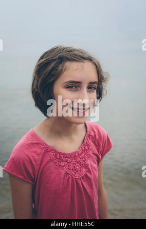 Portrait de jeune fille de 11 ans heureuse Banque D'Images