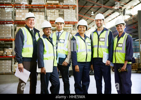Portrait confiant les gestionnaires et les travailleurs dans l'entrepôt de distribution Banque D'Images