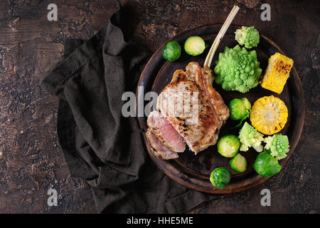 Steak de veau aux légumes grillés Banque D'Images