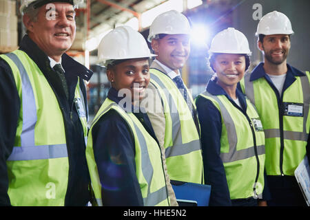 Portrait confiant les gestionnaires et les travailleurs dans l'entrepôt de distribution Banque D'Images