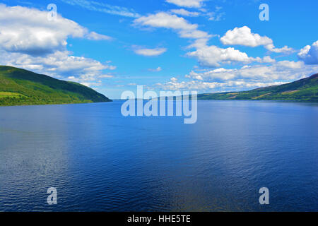 Le Loch Ness sur une journée ensoleillée en été Banque D'Images