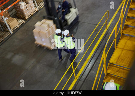 Chariot élévateur à fourche et la mobilité des travailleurs dans l'entrepôt de distribution Banque D'Images