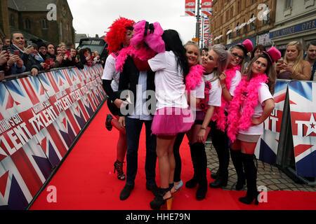 Stephen Mulhern avec une poule partie participant à la Britain's Got Talent Photocall à l'Opéra, Church Street, Blackpool. Banque D'Images