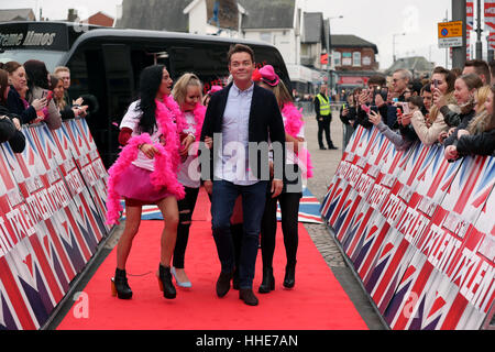 Stephen Mulhern avec une poule partie participant à la Britain's Got Talent Photocall à l'Opéra, Church Street, Blackpool. Banque D'Images