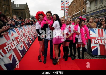 Stephen Mulhern avec une poule partie participant à la Britain's Got Talent Photocall à l'Opéra, Church Street, Blackpool. Banque D'Images