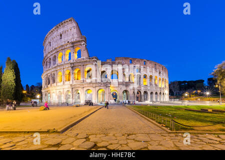 Vue de la nuit de Colisée à Rome en Italie. Banque D'Images