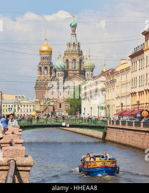 Bateau de croisière touristique sur le Canal Griboïedov (construit en 1739), de Gostinyy Dvor, St Petersburg, Russia Banque D'Images