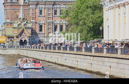 Bateau de croisière touristique sur le Canal Griboïedov (construit en 1739) et l'Église sur le sang, St Petersburg, Russia Banque D'Images