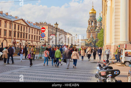 Rue piétonne et de l'Église sur le sang versé, de Gostinyy Dvor, St Petersburg, Russia Banque D'Images