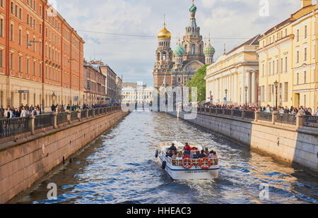 Bateau de croisière touristique sur le Canal Griboïedov (construit en 1739) et l'Église sur le sang, St Petersburg, Russia Banque D'Images