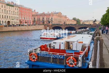 Des bateaux touristiques croisière sur la Rivière Fontanka St Petersburg Russia Banque D'Images