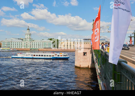 Kunsthammer Kunskamera ou Museum Palace Bridge et fleuve Néva Saint-Pétersbourg Russie Banque D'Images