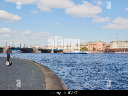 L'homme sur un segway à côté de la rivière Neva St Petersburg Russia Banque D'Images