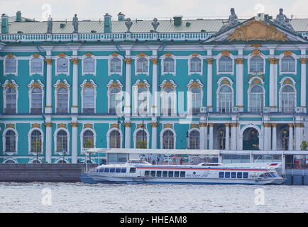 Bateau sur le fleuve Neva en face du Palais d'hiver, Palace Embankment, St Petersburg Russie Banque D'Images