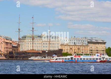 Bateau Restaurant le Hollandais Volant amarré sur le fleuve Neva et la rivière bateau croisière à Saint-Pétersbourg en Russie Banque D'Images