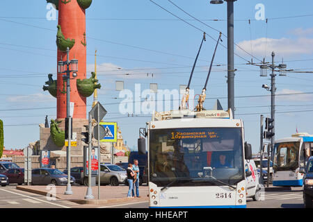 Trolleybus sur Palace Bridge avec l'une des colonnes rostrales en arrière-plan St Petersburg Russia Banque D'Images