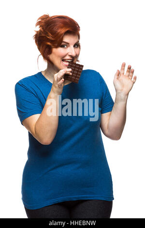 Femme en courbes, manger du chocolat tablette sur le fond blanc Banque D'Images