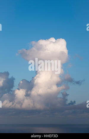 Les Cumulonimbus au dessus de la mer, Tenerife, Espagne Banque D'Images