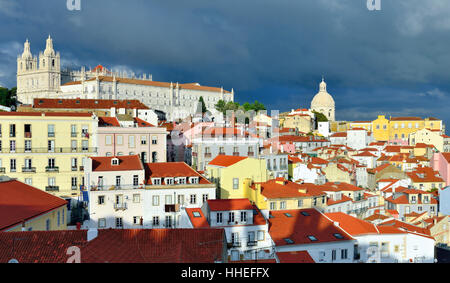 Voir l'ensemble de l''Alfama de Jardim do le château Sao Jorge, Lisbonne, Lisbonne, Portugal District Banque D'Images