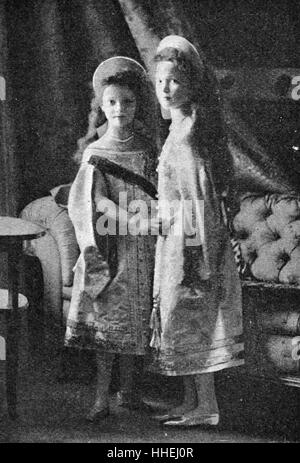 Portrait photographique de la Grande-Duchesse Olga Nikolaïevna de Russie (1895-1918) et de la grande-duchesse Tatiana Nikolaïevna de Russie (1897-1918) les deux premiers enfants de Nicolas II de Russie, dans leurs robes de baptême. En date du 20e siècle Banque D'Images