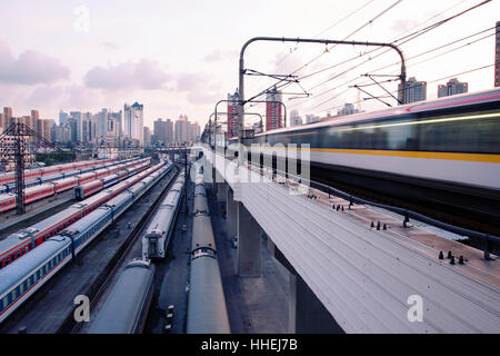 Vitesse de métro à la gare de chemin de fer en Chine Banque D'Images