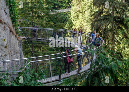 Les touristes sur la Cime des arbres du parc Capilano Aventure, Vancouver, Colombie-Britannique, Canada. Banque D'Images