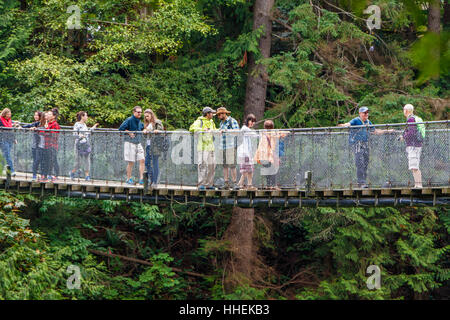 Les touristes sur la Cime des arbres du parc Capilano Aventure, Vancouver, Colombie-Britannique, Canada. Banque D'Images