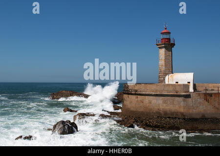 Porto : vue de l'embarcadère avec Farolim de Felgueiras Felgueiras, Phare construit en 1886 sur la rive droite de la rivière Douro Banque D'Images