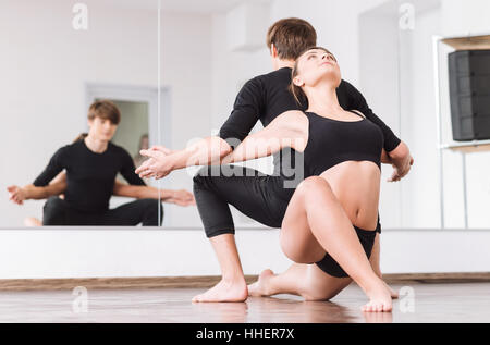 Des danseurs professionnels positifs travaillant ensemble Banque D'Images